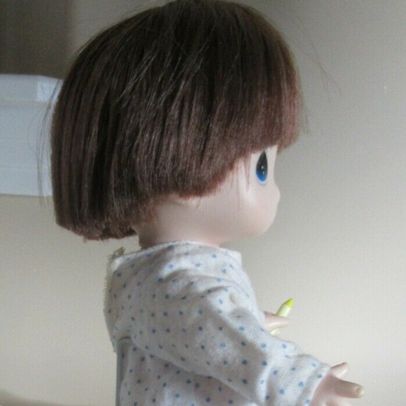 Precious moments doll on stand 1994 Holding a cray - Picture 7 of 9